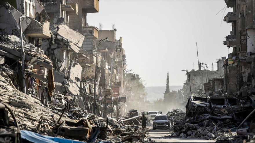 Edificios y viviendas en ruinas en la ciudad siria de Al-Raqa (norte), octubre de 2017.