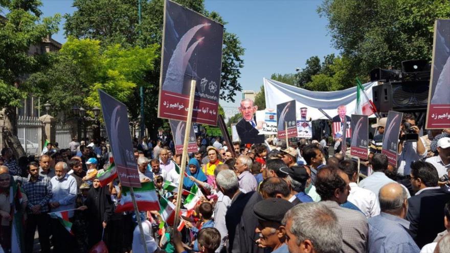 Ciudadanos iraníes participan en la marcha del Día Mundial de Al-Quds en Teherán, capital iraní.