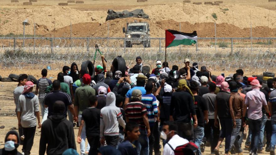 Manifestantes palestinos se congregan cerca del límite de la Franja de Gaza y los territorios ocupados palestinos, 6 de abril de 2018.