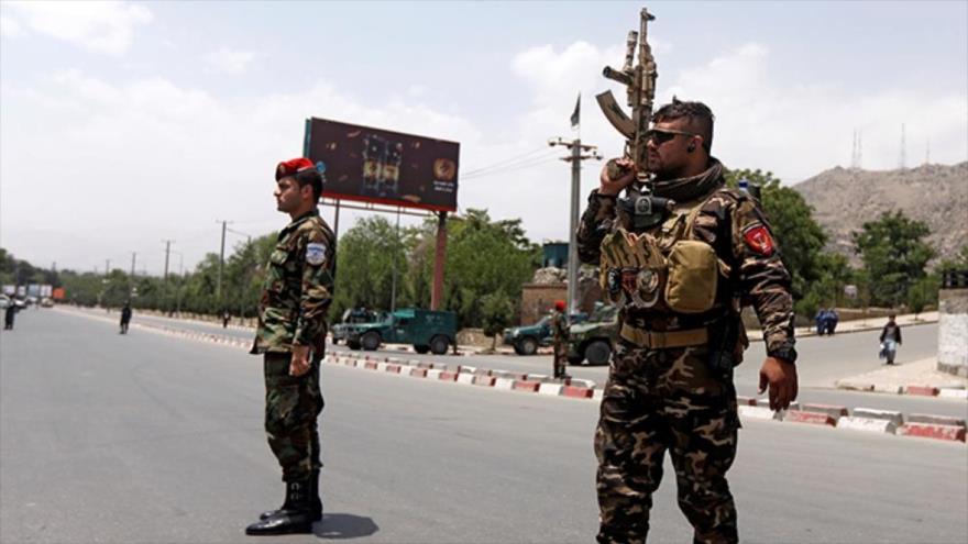 Las fuerzas de seguridad afganas vigilan el sitio de un ataque suicida en Kabul, Afganistán, 4 de junio de 2018.