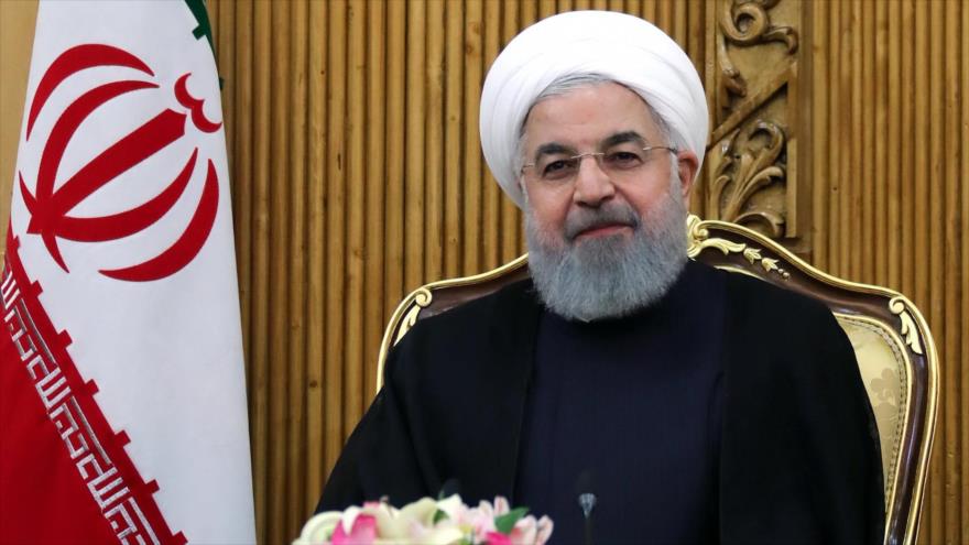 El presidente de Irán, Hasan Rohani, en el aeropuerto de Mehrabad en Teherán, capital persa, antes de viajar a China, 8 de junio de 2018.