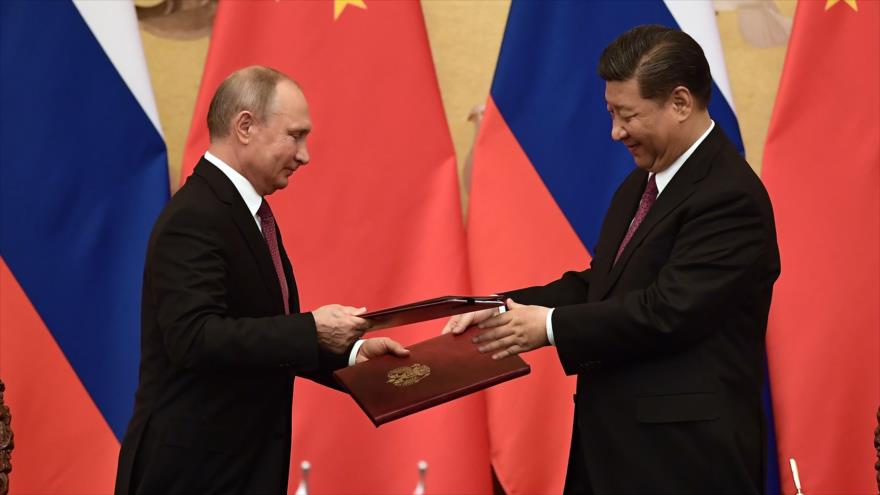 El presidente ruso, Vladimir Putin, y su homólogo chino, Xi Jinping, en una ceremonia en Pekín, 8 de junio de 2018.