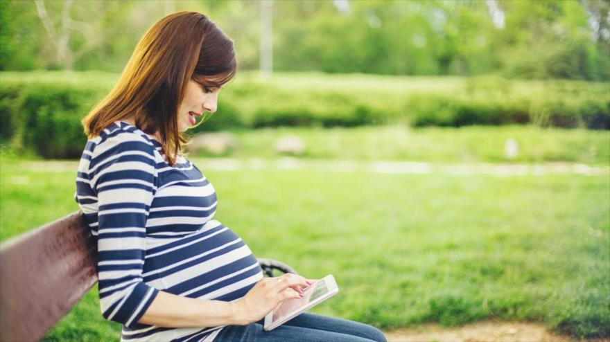 Una mujer embarazada.