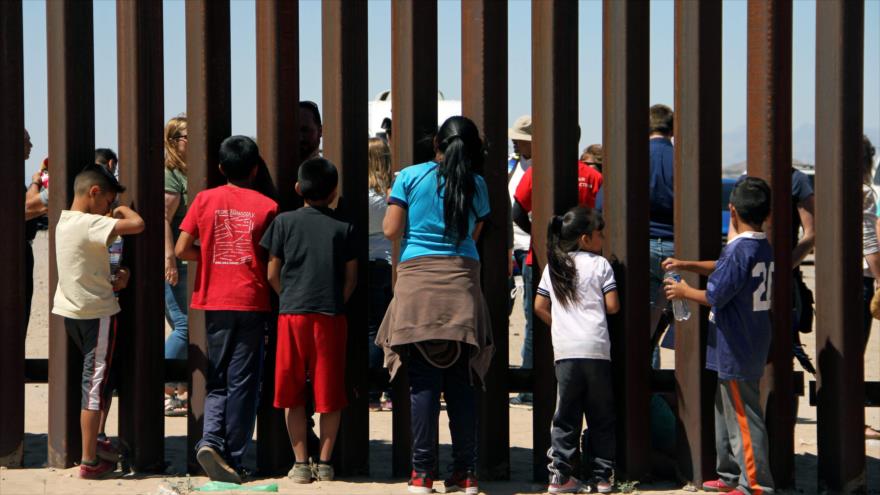 Un grupo de niños espera en la frontera entre México y Estados Unidos en la ciudad de Juarez (estado de Chihuahua), 3 de mayo de 2018.