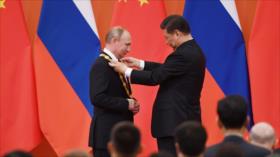 Vídeo: Xi condecora a su ‘mejor y más íntimo amigo’, Putin