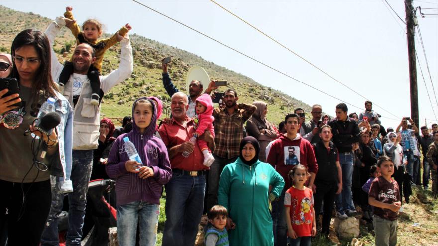 Los refugiados sirios esperan a ser evacuados de la aldea de Shebaa, en el sur del Líbano, 18 de abril de 2018.