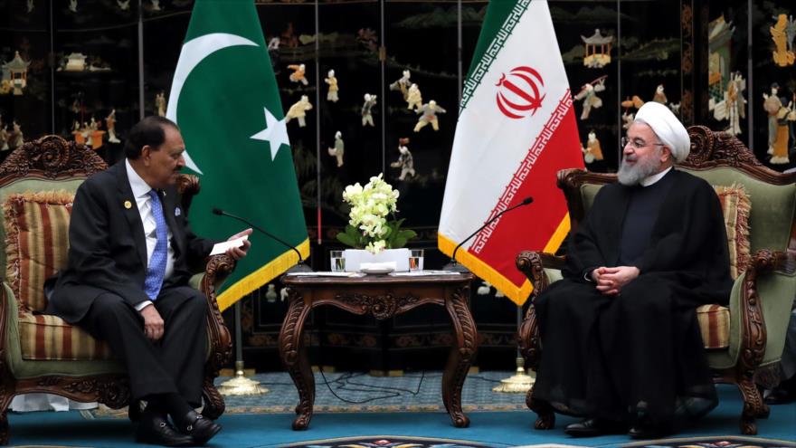 El presidente de Irán, Hasan Rohani, (dcha.) y su par paquistaní, Mamnoon Husein, en China, 9 de junio de 2018.