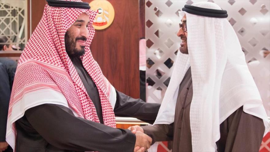 El príncipe heredero saudí, Muhamad bin Salman al Saud (izqda.), se reúne con su homólogo emiratí en Riad, la capital de Arabia Saudí.