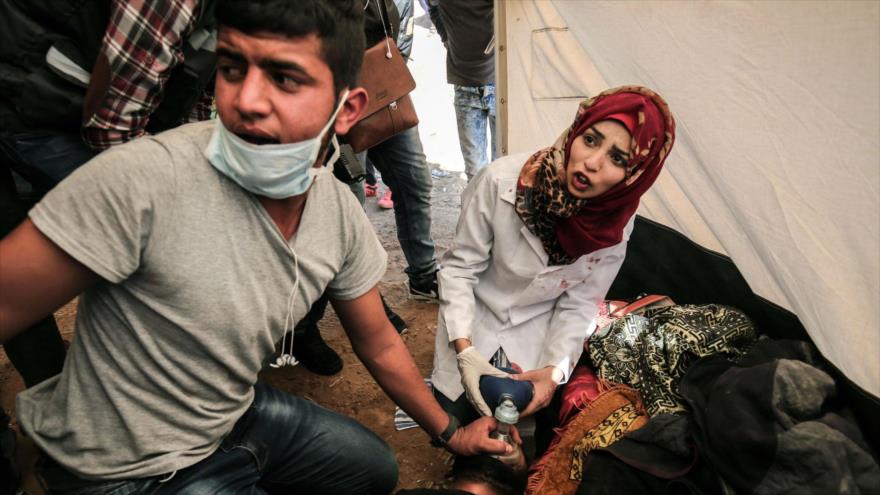 Enfermera palestina Razan al-Najjar atiende a un herido.