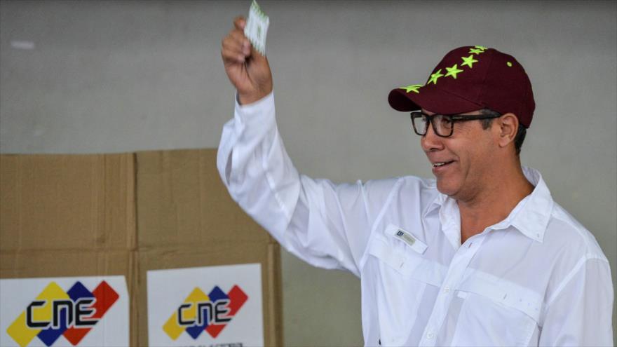 El excandidato presidencial venezolano Henri Falcón ejerce su derecho al voto en la ciudad de Barquisimeto, 20 de mayo de 2018.
