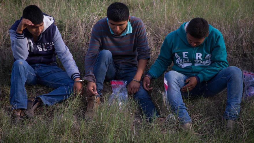 Un grupo de migrantes arrestados cerca de la frontera estadounidense en McAllen, Texas, EE.UU., 26 de marzo de 2018.