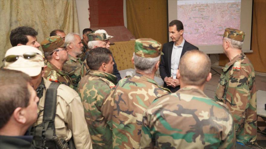 El presidente de Siria, Bashar al-Asad, visita a militares en Guta Oriental.