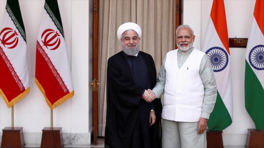El presidente iraní, Hasan Rohani (izq.), y el premier indio, Narendra Modi, en Nueva Delhi, 17 de febrero de 2018.