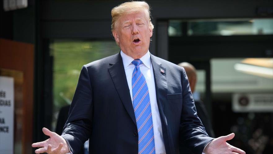 El presidente de EE.UU., Donald Trump, gesticula tras acabar una rueda de prensa antes de dejar Canadá rumbo a Singapur, 9 de junio de 2018.