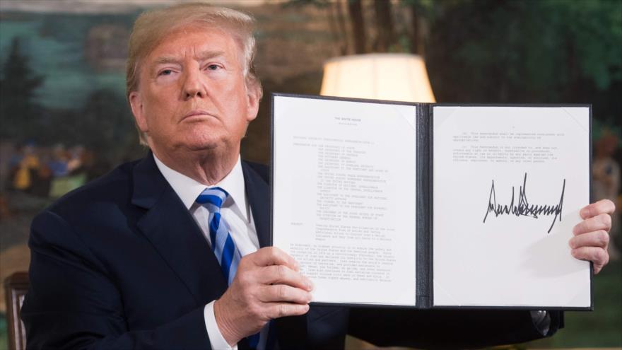 El presidente de EE.UU., Donald Trump, firma un documento que restablece sanciones contra Irán tras retirarse del pacto nuclear, 8 de mayo de 2018.