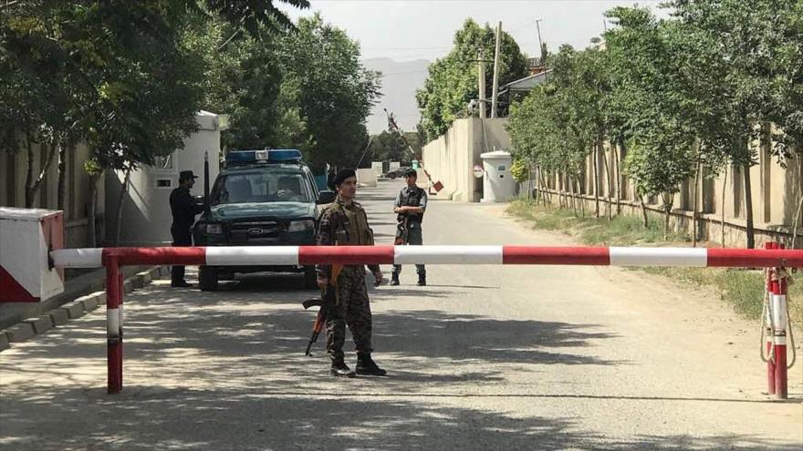 Los agentes de seguridad afganos cerca del escenario de un ataque suicida en Kabul, 11 de junio de 2018.