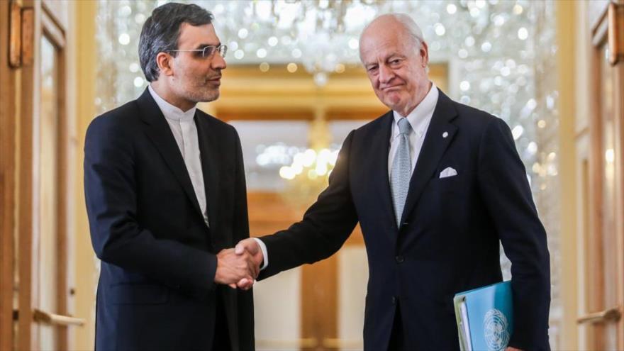 Una reunión entre Husein Yaberi Ansari (izda.), y el enviado especial de las Naciones Unidas para Siria, Staffan de Mistura, en Teherán.