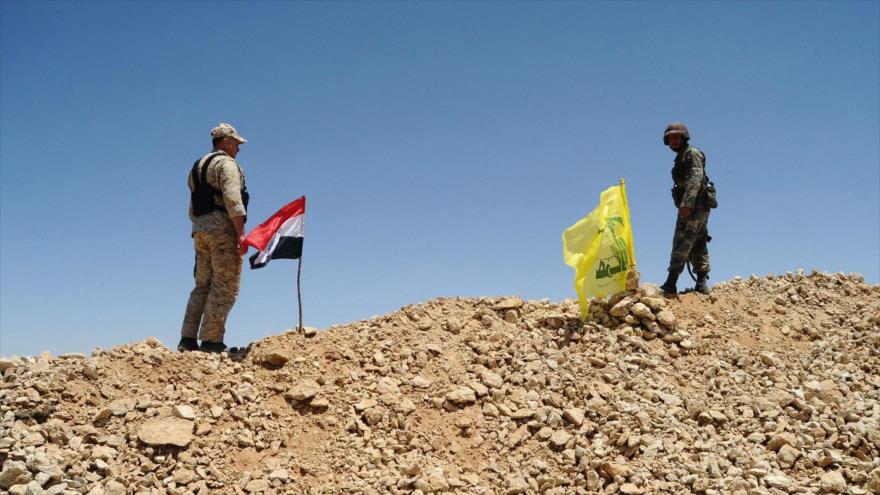 Banderas de Siria y de Hezbolá, en la región de Al-Qalamun Oriental, al norte de Damasco (capital siria).