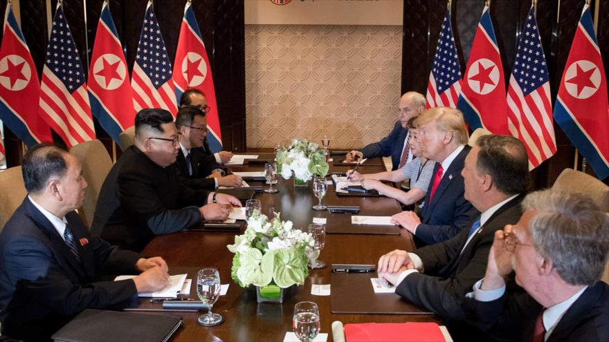 El presidente de EE.UU., Donald Trump, y el líder norcoreano, Kim Jong-un, participan en una reunión cara a cara en la isla Sentosa, 12 de junio de 2018.