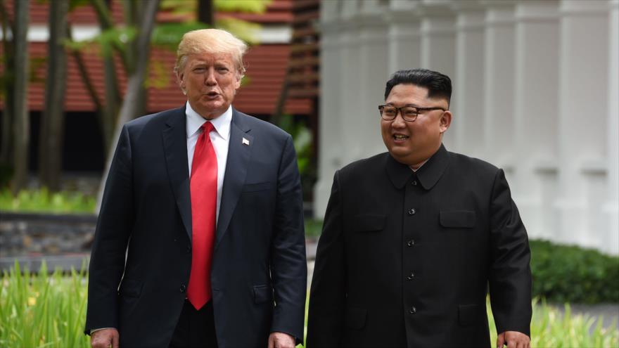 El presidente de EE.UU., Donald Trump (izq.), y el líder norcoreano, Kim Jong-un, caminan alrededor del hotel de Capella, 12 de junio de 2018.