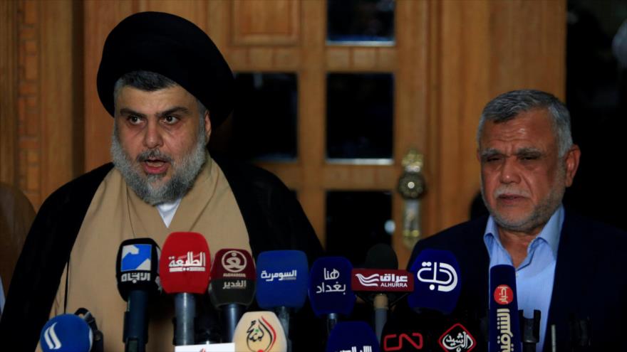 El clérigo chií iraquí Moqtada al-Sadr habla en una conferencia de prensa con el líder de la organización Badr, Hadi al-Amiri, en Nayaf, 12 de junio de 2018.