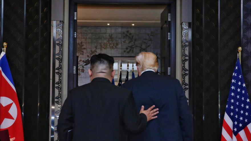 El presidente de EE.UU., Donald Trump, y el líder norcoreano, Kim Jong-un, durante la cumbre en la isla de Sentosa, en Singapur, 12 de junio de 2018.