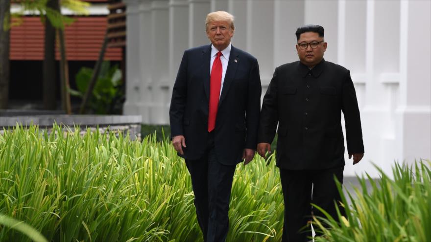 El presidente de EE.UU., Donald Trump (izq.), y su par norcoreano, Kim Jong-un, durante su encuentro en Singapur, 12 de junio de 2018.