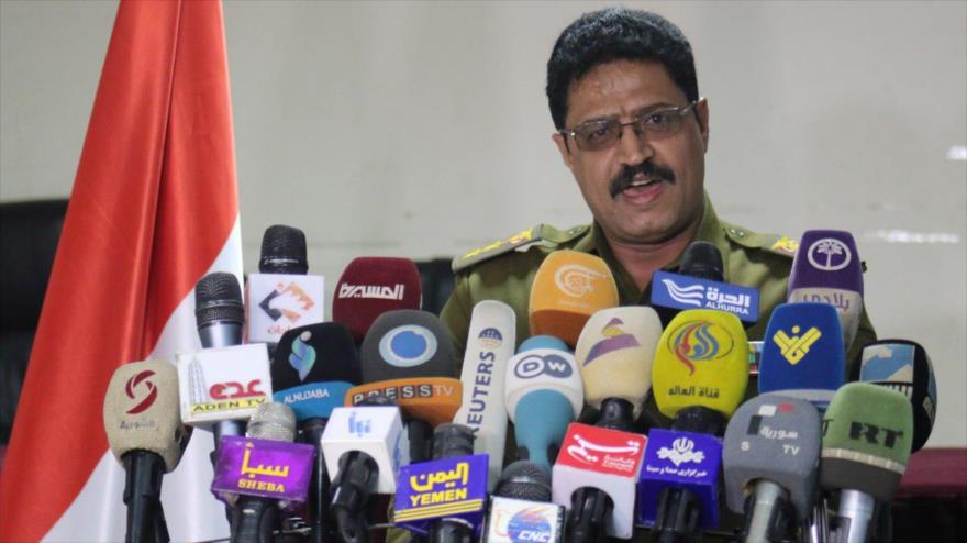 El general de brigada Aziz Rashed, viceportavoz del Ejército yemení, habla con la prensa.