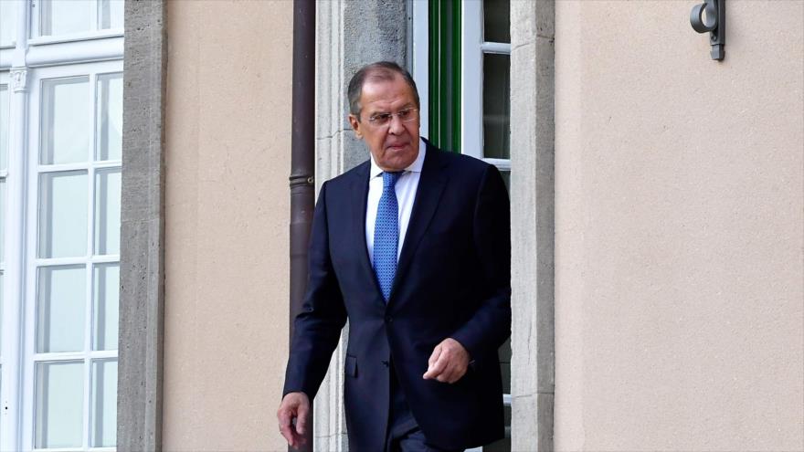 El canciller ruso, Serguéi Lavrov, llega para posar para una foto en Villa Borsig en Berlín, 11 de junio de 2018.