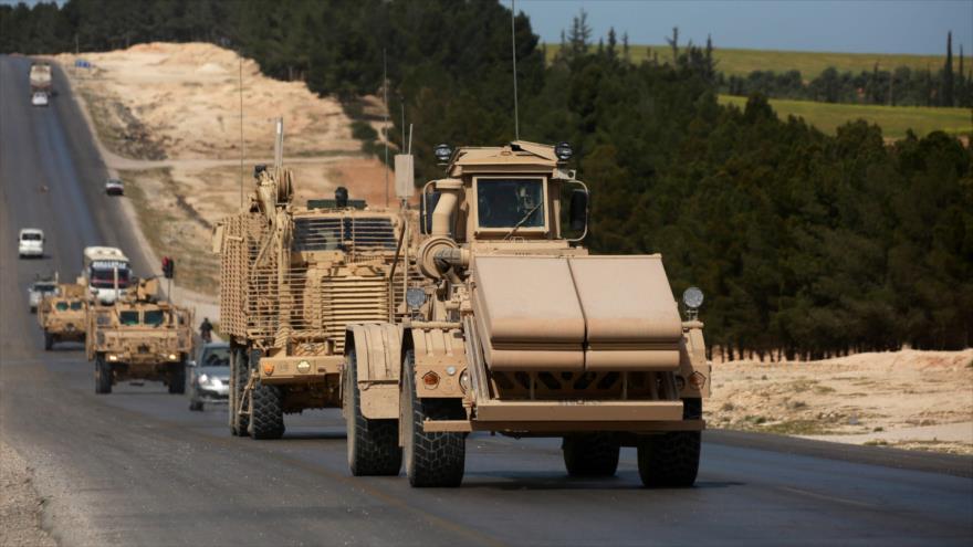 Vehículos militares de EE.UU. en la ciudad siria de Maniby (norte), 3 de abril de 2018.