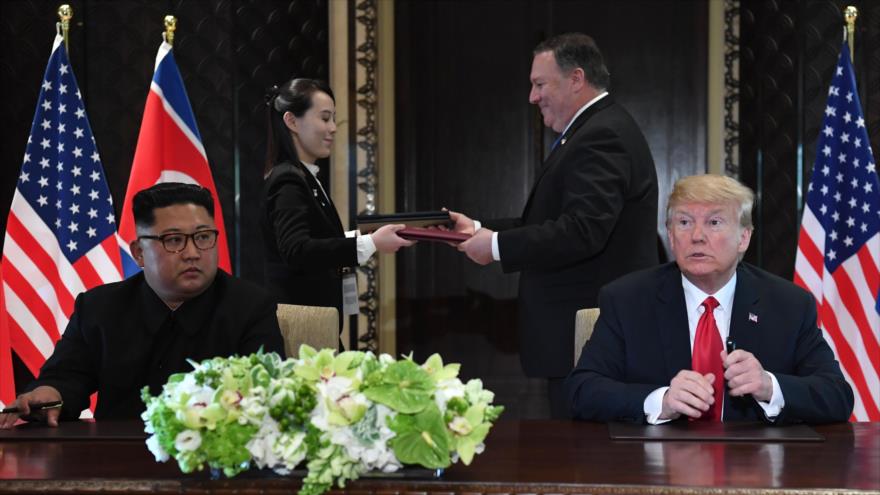 El presidente de EE.UU., Donald Trump (dcha.), y el líder norcoreano, Kim Jong-un (izda.), tras firmar documentos en Singapur, 12 de junio de 2018.