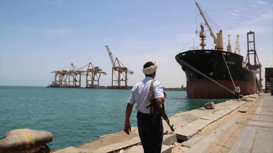 Un soldado del movimiento popular yemení Ansarolá patrulla en el puerto de Al-Hudayda.