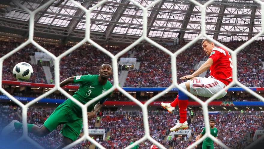 El jugador ruso Denis Cheryshev marca el segundo gol de Rusia ante Arabia Saudí en la Copa del Mundial de Fútbol, 14 de junio de 2018.