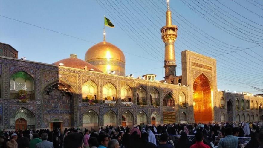 Ciudadanos iraníes en la ciudad de Mashad (noreste) se reúnen en el mausoleo del Imam Reza (P) para celebrar Eid al-Fitr, 15 de junio de 2018.