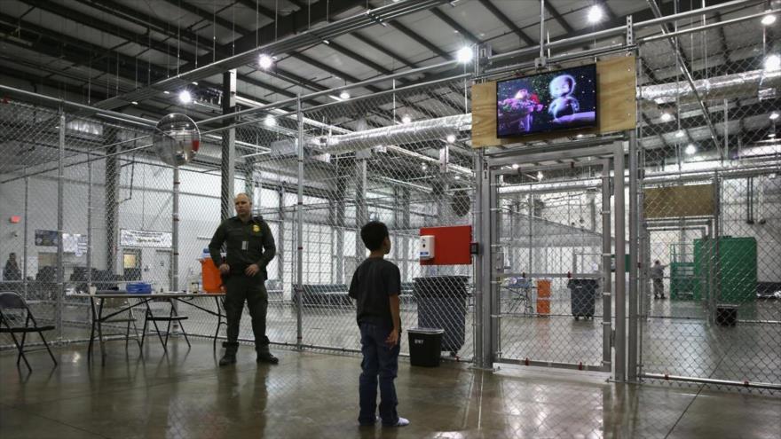Un menor de edad migrante detenido en una instalación del Servicio de Inmigración y Control de Aduanas de EE.UU., en El Tornillo, en estado de Texas.