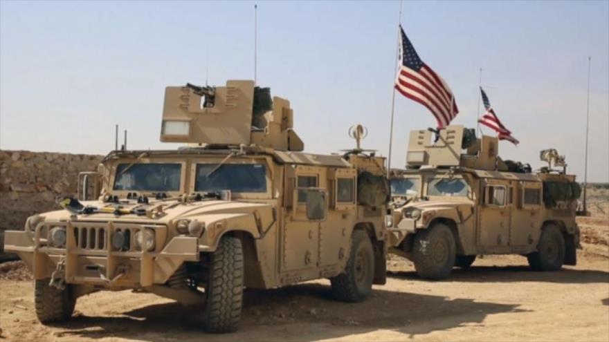 Dos camiones del Ejército de EE.UU. en la ciudad siria de Manbiy.