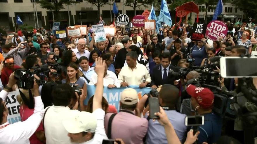 Congresistas y activistas repudian política fronteriza de Trump