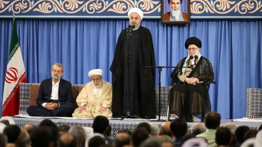 El presidente de Irán, Hasan Rohani, ofrece discurso en la ceremonia del rezo de Eid al-‎Fitr, Teherán, 15 de junio de 2018.