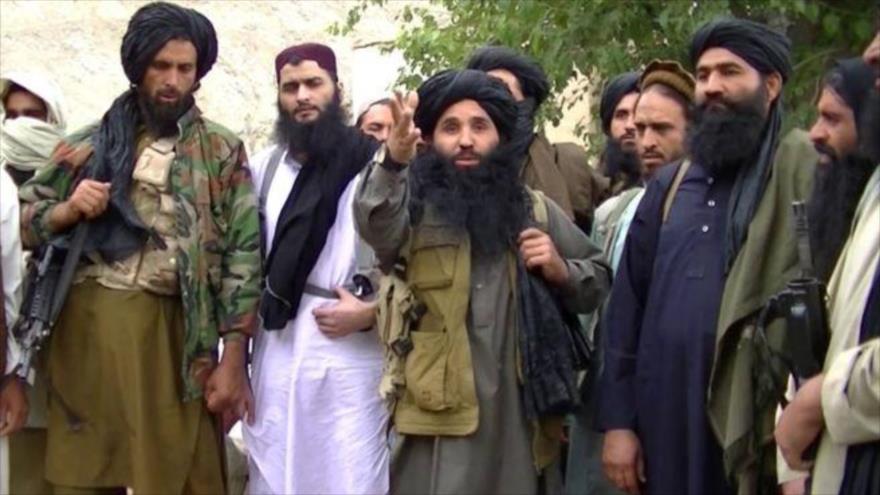 El líder de los Talibán paquistaníes, Mulá Fazlulá (centro).