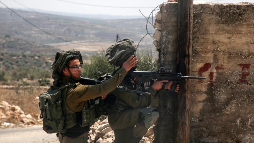 Soldados israelíes se enfrentan a los manifestantes palestinos cerca de Nablus en la ocupada Cisjordania, 8 de junio de 2018.
