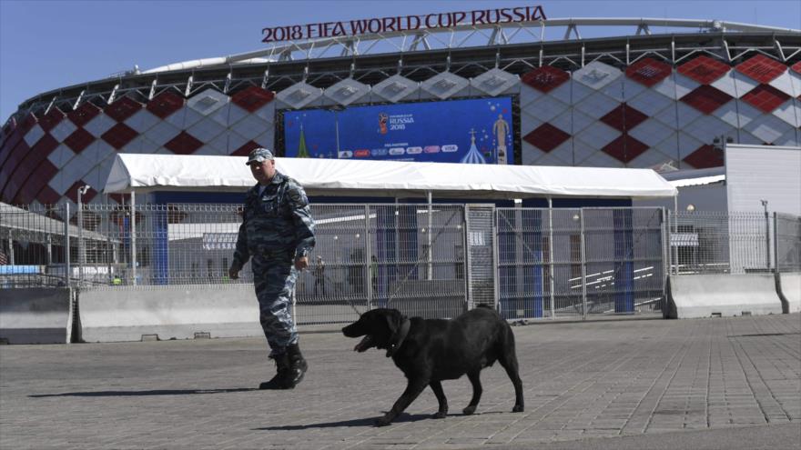 Un policía ruso patrulla con su perro frente al estadio Spartak en Moscú, 14 de junio de 2018. 