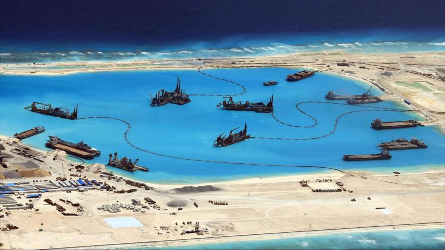 Buques militares chinos estacionados en la base naval de Hainan en el Mar del Sur del China.