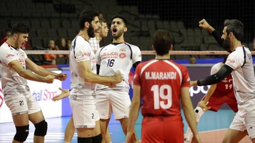 Jugadores de la selección de voleibol iraní celebran su triunfo contra Polonia, 15 de junio de 2018.