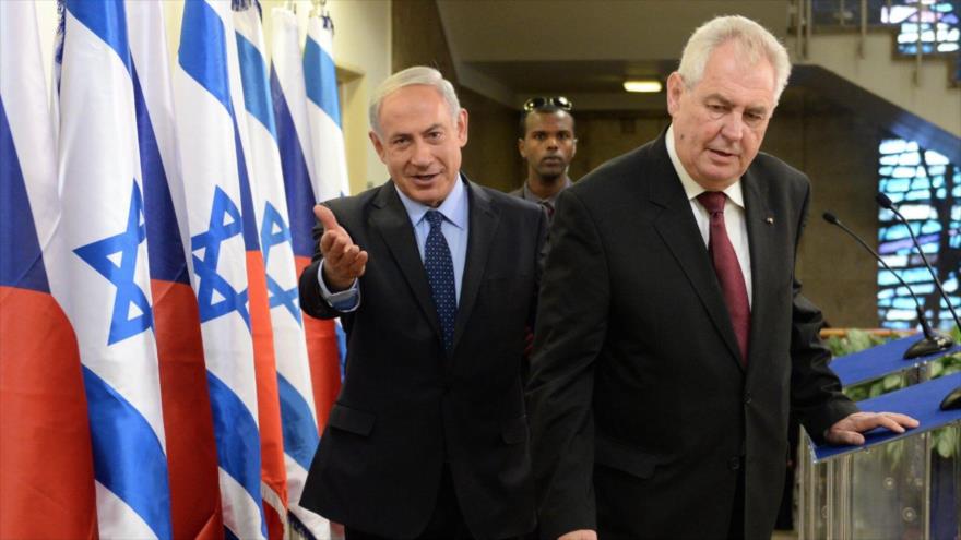 El presidente checo, Milos Zeman (dcha.), y el premier del régimen de Israel, Bejamín Netanyahu, en los territorios ocupados.
