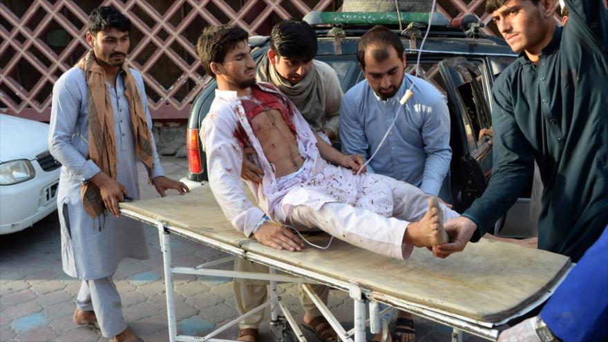 Paramédicos trasladan al hospital a un herido por un ataque suicida en Nangarhar (Afganistán), 16 de junio de 2018.
