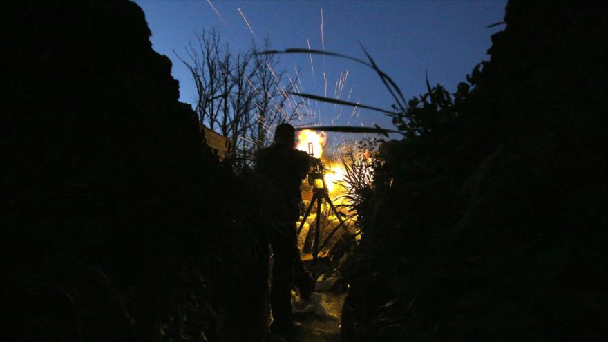 Un soldado del Ejército de Ucrania dispara una ametralladora en un combate con separatistas cerca del puerto de Mariúpol, 10 de junio de 2018.