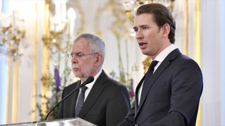 El canceller de Austria, Sebastian Kurz (dcha.), junto al presidente del país, Alexander Van der Bellen, en una rueda de prensa en Viena, 16 de junio de 2018.