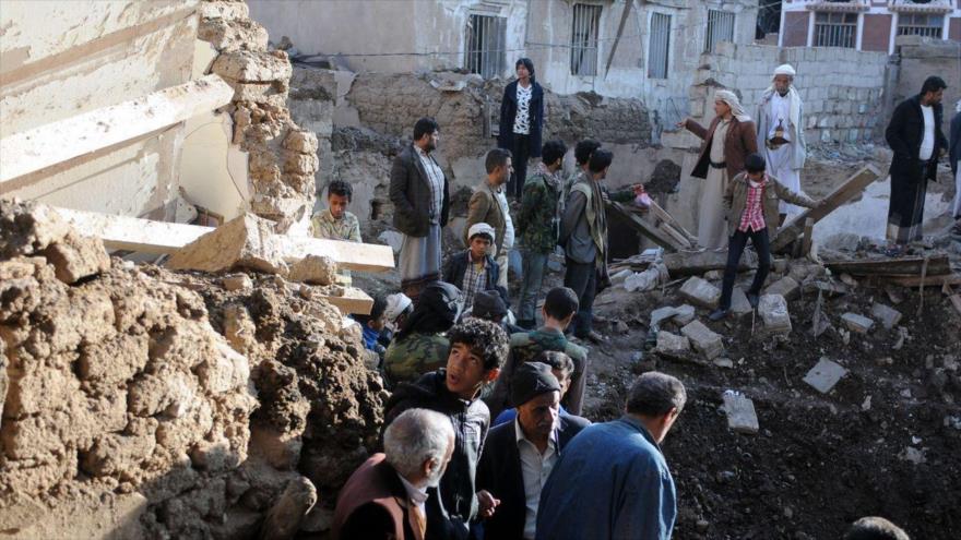 Los restos de un edificio derrumbado después de que un bombardeo de Arabia Saudí y sus aliados en Yemen.