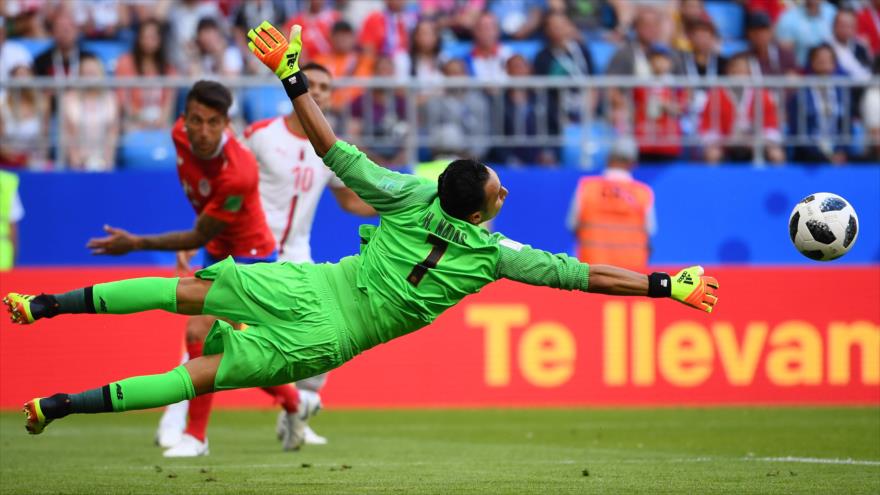 El portero costarricense Keylor Navas se lanza para parar un balón durante el partido entre Costa Rica y Serbia en el estadio Samara Arena, 17 de junio de 2018.