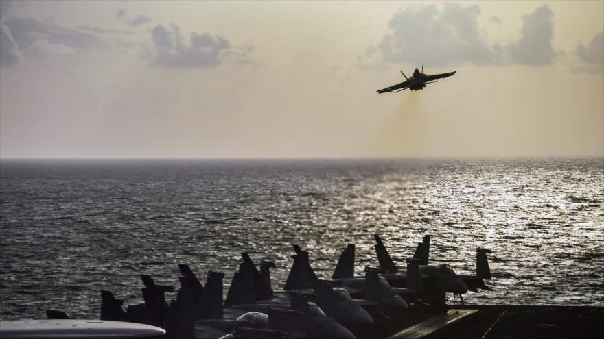 Un caza F-18 Hornet estadounidense despega del portaviones USS Harry S. Truman en el mar Mediterráneo, 8 de mayo de 2018.